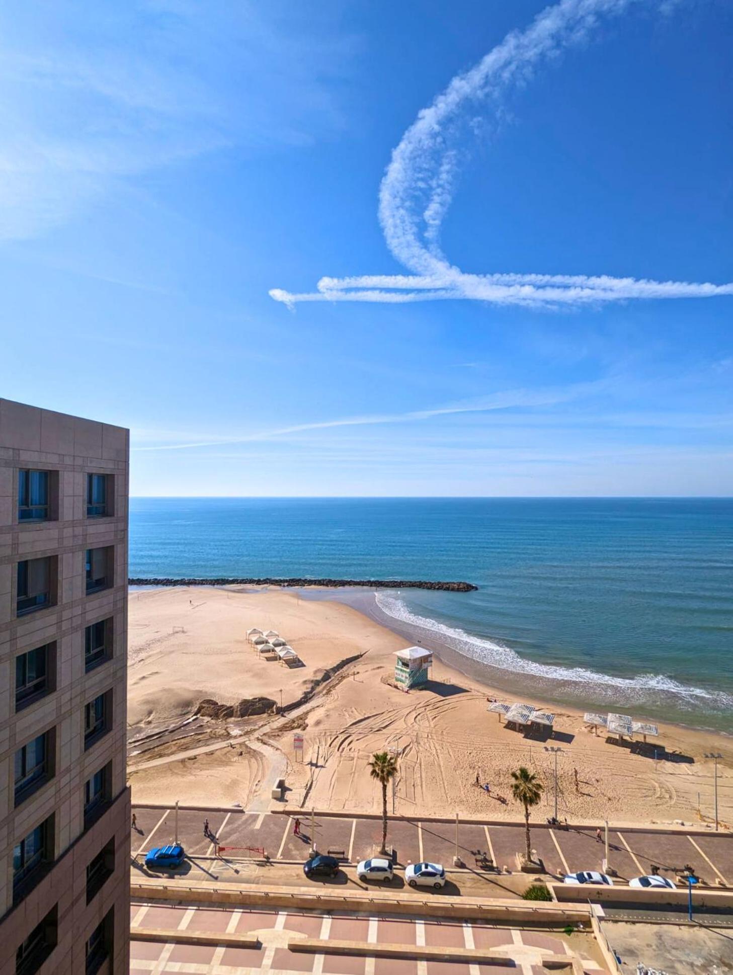 Almog Beach Apt Hotel מלון דירות אלמוג ביץ' Haifa Exterior foto